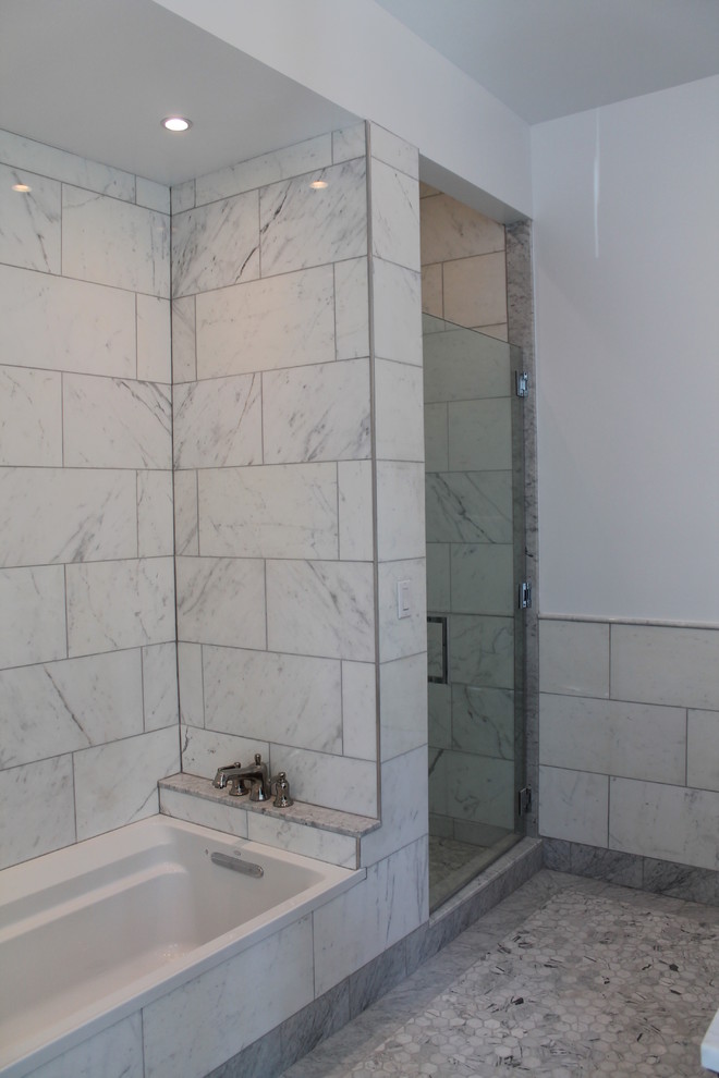 Immagine di una grande stanza da bagno padronale classica con pareti bianche, pavimento in marmo, vasca ad alcova, doccia ad angolo, WC monopezzo, lavabo sottopiano e piastrelle bianche