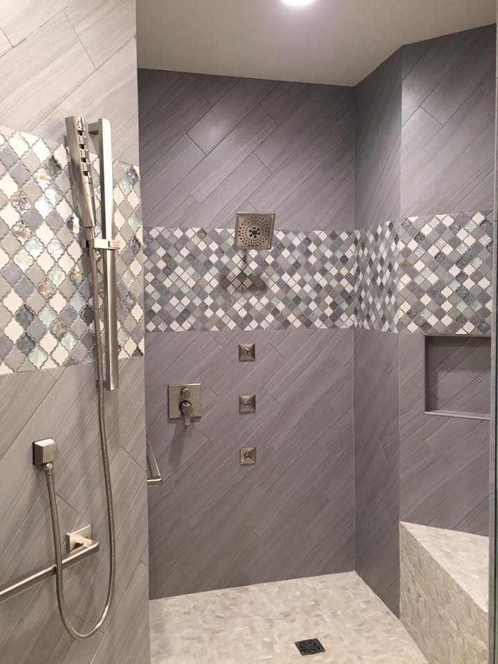 Idéer för att renovera ett stort vintage en-suite badrum, med en dubbeldusch, grå kakel och porslinskakel