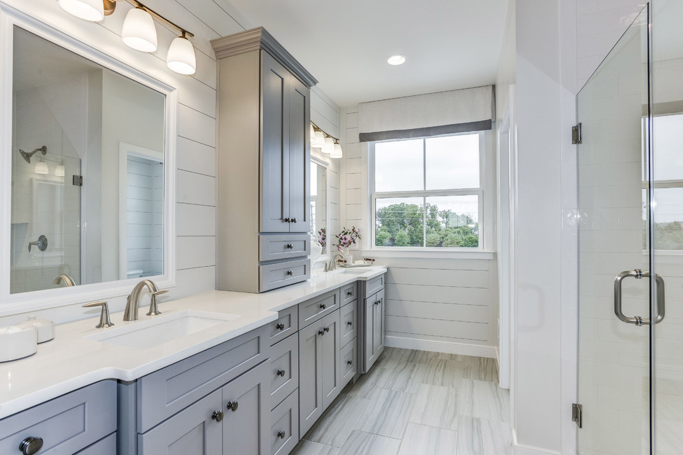 На фото: ванная комната в стиле кантри с фасадами в стиле шейкер, серыми фасадами, серыми стенами, врезной раковиной, серым полом, душем с распашными дверями и белой столешницей с