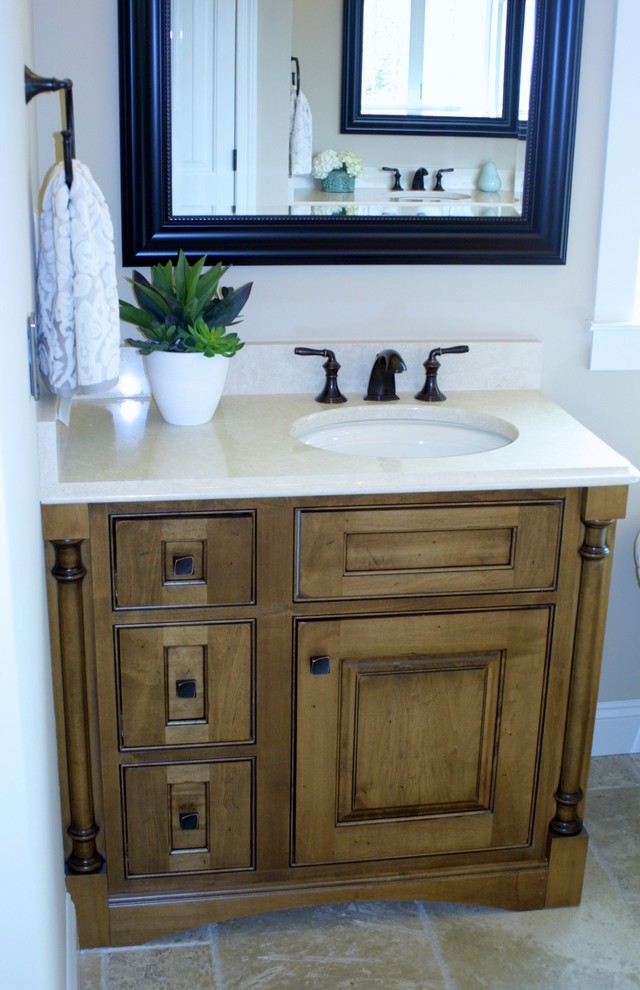 Exemple d'une salle de bain tendance en bois brun avec un plan de toilette en granite, un carrelage beige, un mur beige et un sol en ardoise.