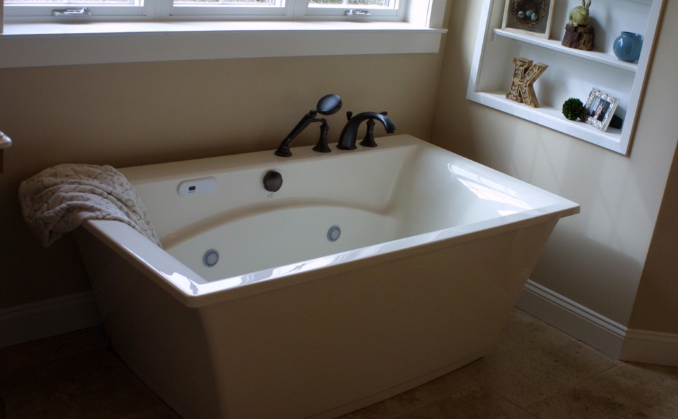 Idéer för ett modernt badrum, med skåp i mellenmörkt trä, granitbänkskiva, ett fristående badkar, beige kakel och beige väggar