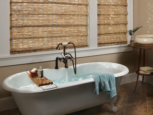 Idée de décoration pour une petite douche en alcôve principale tradition avec une baignoire sur pieds, mosaïque, un sol en ardoise et un mur marron.