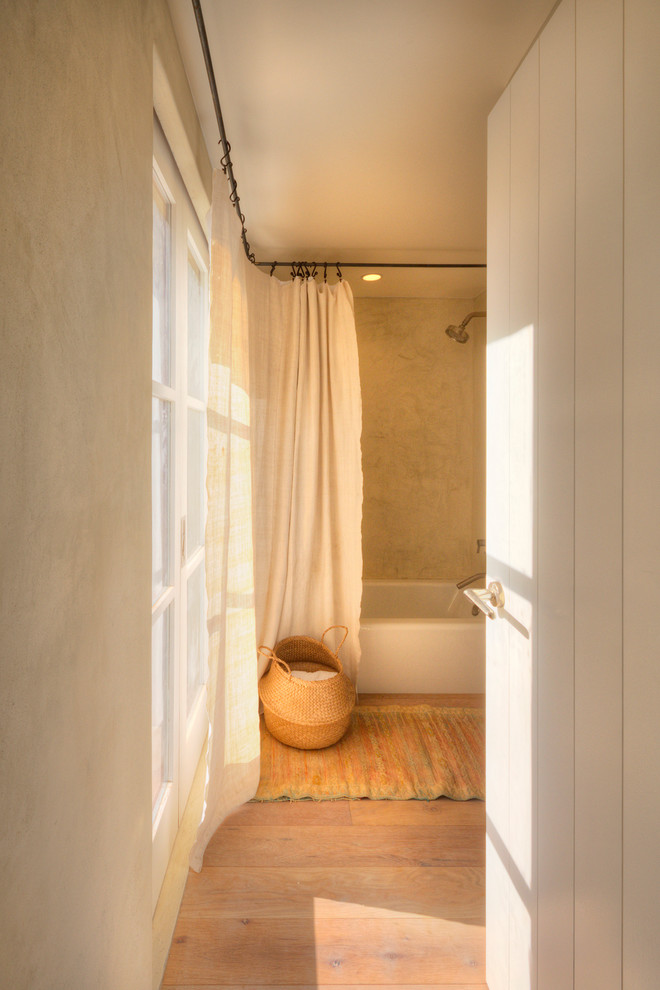 サンタバーバラにあるコンテンポラリースタイルのおしゃれな浴室 (アルコーブ型浴槽、シャワー付き浴槽	) の写真