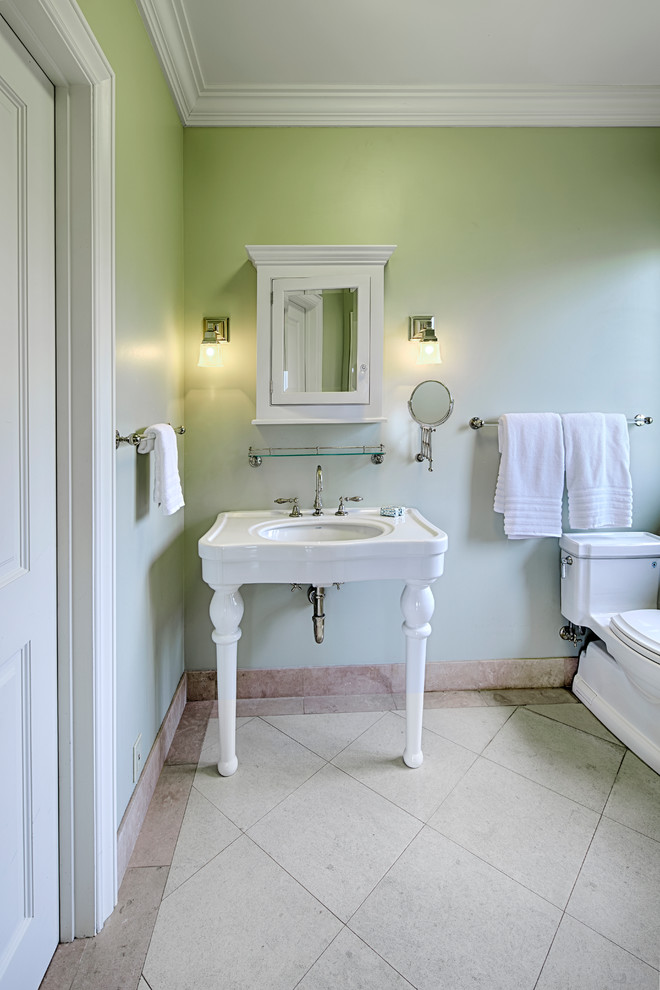 Foto di una stanza da bagno con doccia mediterranea di medie dimensioni con lavabo a colonna, WC monopezzo, piastrelle beige, piastrelle in ceramica, pareti verdi e pavimento con piastrelle in ceramica