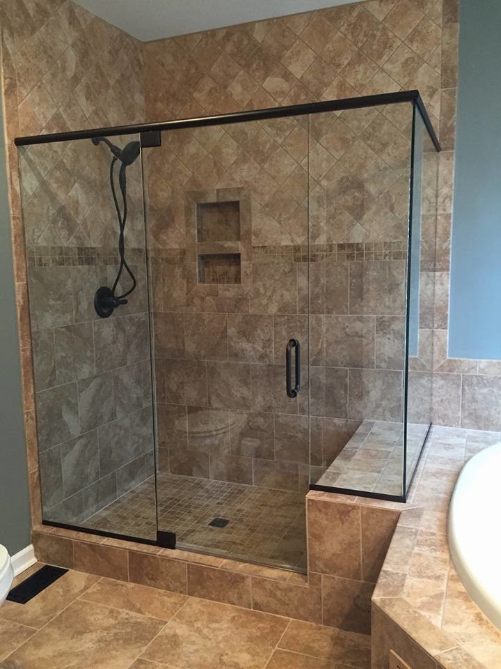 Exempel på ett mellanstort klassiskt en-suite badrum, med ett hörnbadkar, beige kakel, keramikplattor, dusch med gångjärnsdörr, blå väggar, travertin golv och brunt golv