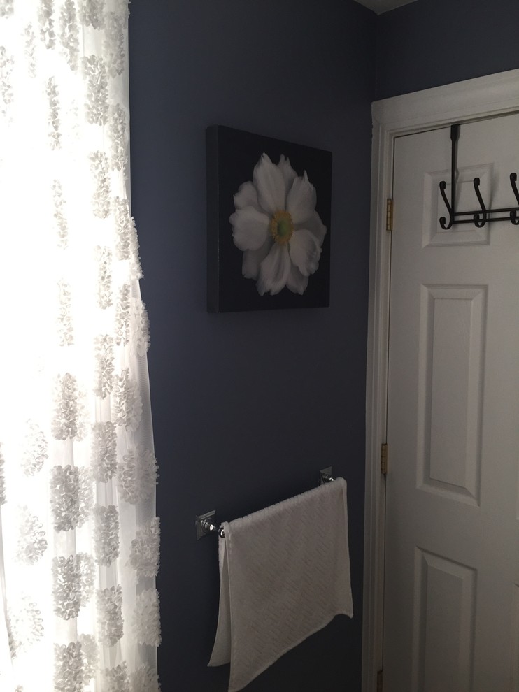 Idee per una piccola stanza da bagno con doccia stile shabby con pareti viola e pavimento in gres porcellanato