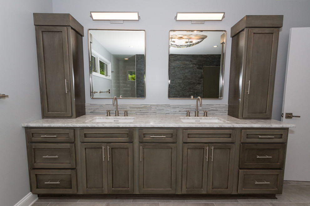Klassisches Badezimmer mit Schrankfronten mit vertiefter Füllung, grauer Wandfarbe, Keramikboden, Unterbauwaschbecken und Granit-Waschbecken/Waschtisch in Charlotte
