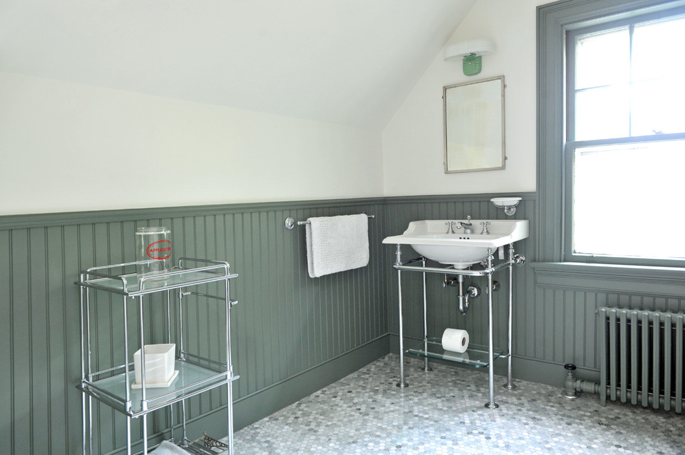 Imagen de cuarto de baño clásico con puertas de armario verdes, paredes verdes, aseo y ducha, lavabo tipo consola, armarios con paneles empotrados, ducha empotrada, sanitario de dos piezas, baldosas y/o azulejos verdes y suelo de mármol