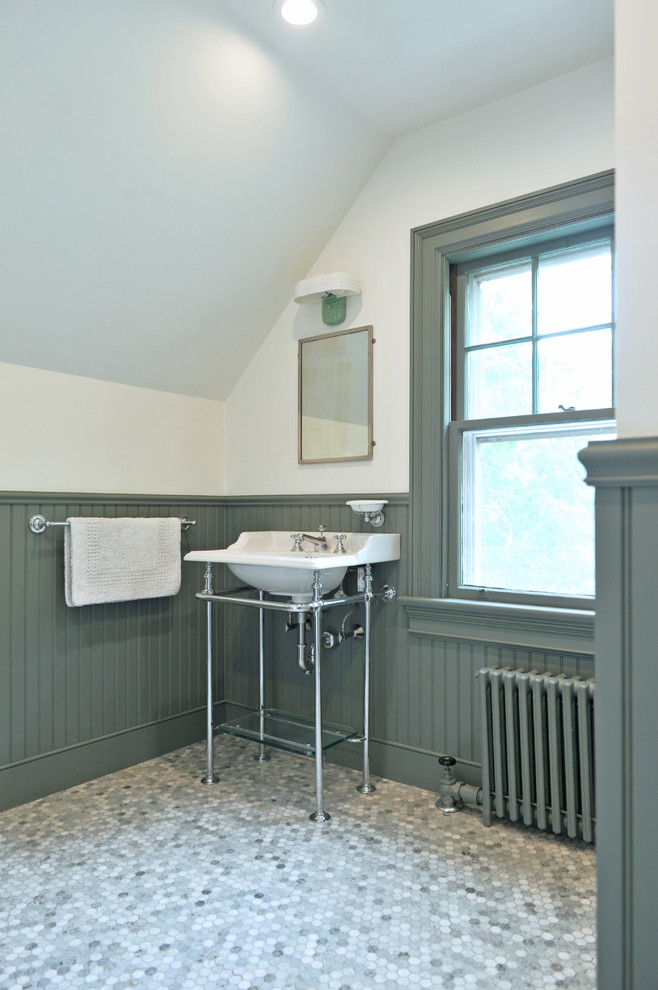Mittelgroßes Klassisches Badezimmer mit grünen Schränken, grüner Wandfarbe, Waschtischkonsole, Schrankfronten mit vertiefter Füllung, Duschnische, Wandtoilette mit Spülkasten, grünen Fliesen und Marmorboden in Providence