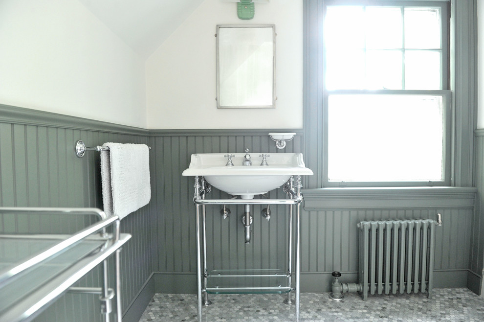 Cette photo montre une salle de bain chic de taille moyenne avec des portes de placards vertess, un mur vert, un plan vasque, un placard avec porte à panneau encastré, WC séparés, un carrelage vert et un sol en marbre.