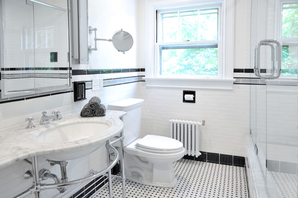 Стильный дизайн: главная ванная комната среднего размера в классическом стиле с мраморной столешницей, белой плиткой, белыми стенами, консольной раковиной, фасадами с утопленной филенкой, белыми фасадами, полновстраиваемой ванной, душем над ванной, раздельным унитазом и плиткой кабанчик - последний тренд