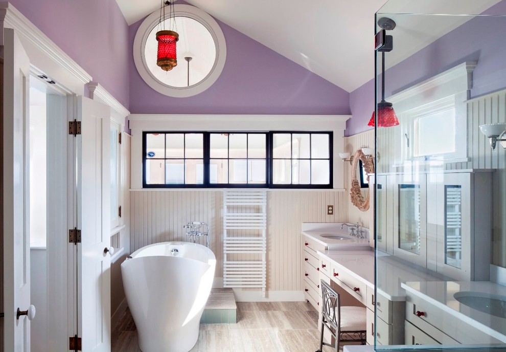 Imagen de cuarto de baño bohemio con lavabo bajoencimera, armarios estilo shaker, puertas de armario beige, bañera exenta, ducha esquinera y paredes púrpuras