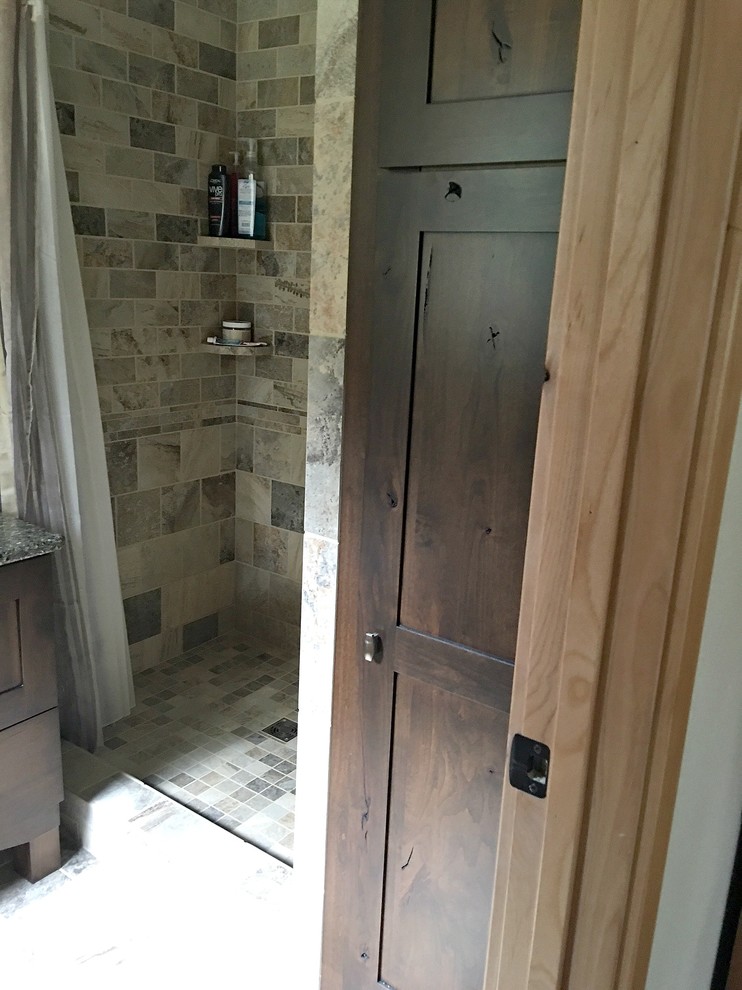 Idées déco pour une salle de bain moderne en bois foncé de taille moyenne avec un placard à porte shaker, WC à poser, un carrelage beige, un carrelage marron, un carrelage gris, des carreaux de porcelaine, un mur beige, un sol en carrelage de porcelaine, un lavabo encastré et un plan de toilette en granite.