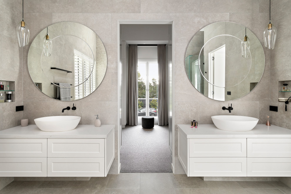 Diseño de cuarto de baño actual con armarios estilo shaker, puertas de armario blancas, baldosas y/o azulejos grises, lavabo sobreencimera, suelo gris y encimeras blancas