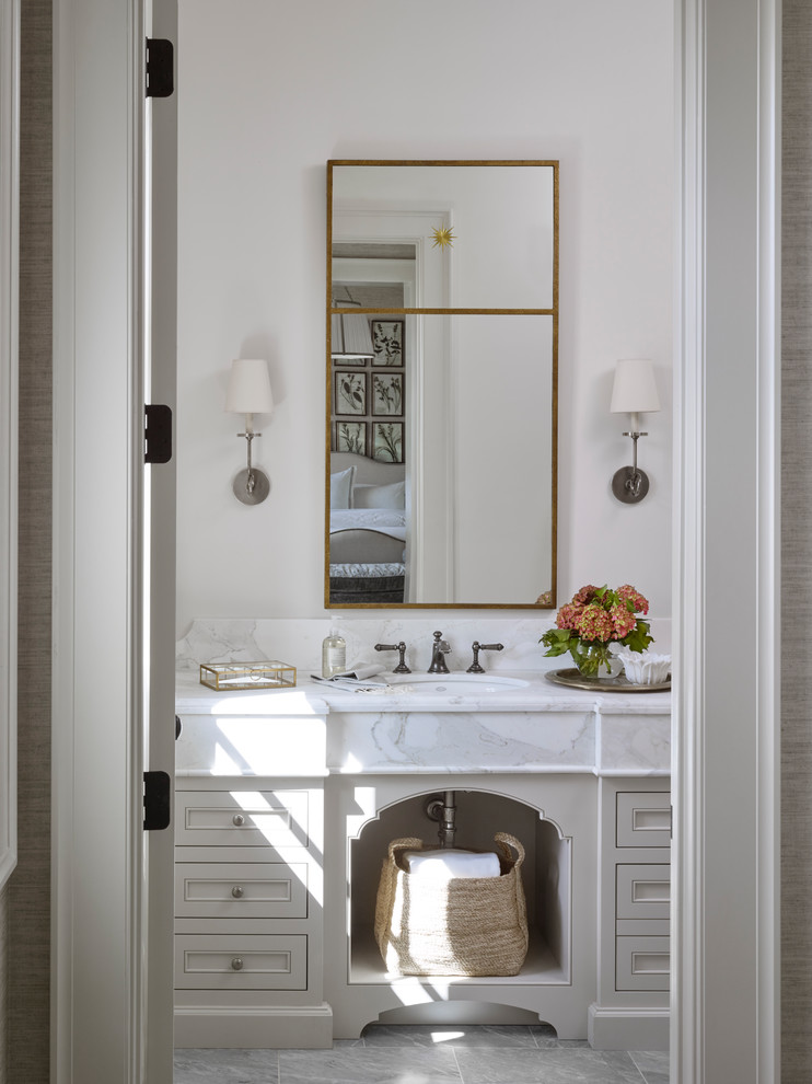 Foto de cuarto de baño campestre con armarios con paneles empotrados, puertas de armario blancas, lavabo bajoencimera, suelo gris y encimeras blancas