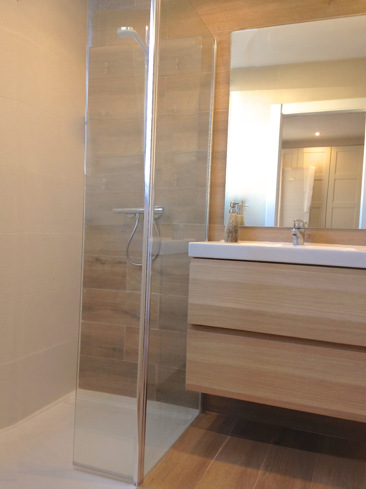 Kleines Modernes Duschbad mit hellbraunen Holzschränken, Waschtisch aus Holz, offener Dusche, Wandtoilette, braunen Fliesen, Keramikfliesen, brauner Wandfarbe und Keramikboden in Madrid