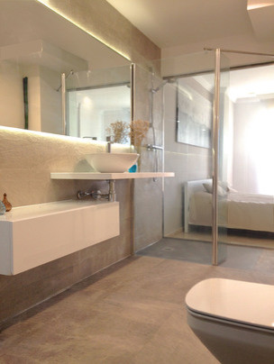 Imagen de cuarto de baño principal moderno pequeño con puertas de armario grises, ducha abierta, sanitario de pared, baldosas y/o azulejos marrones, baldosas y/o azulejos de cerámica, paredes grises y suelo de baldosas de cerámica