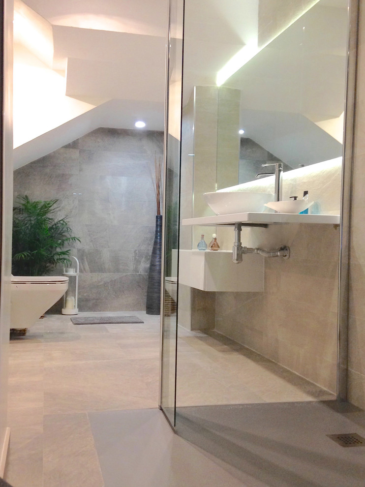 Exempel på ett litet modernt en-suite badrum, med grå skåp, en öppen dusch, en vägghängd toalettstol, brun kakel, keramikplattor, grå väggar och klinkergolv i keramik