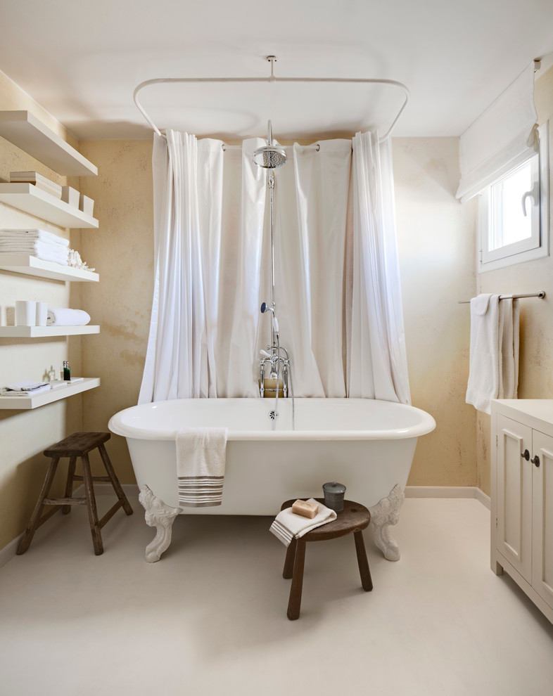 На фото: главная ванная комната среднего размера в классическом стиле с белыми фасадами, ванной на ножках, душем над ванной, бежевыми стенами и фасадами с утопленной филенкой