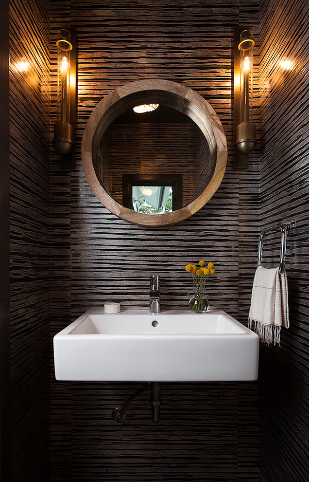 Foto di una stanza da bagno minimalista con pareti bianche e lavabo sospeso
