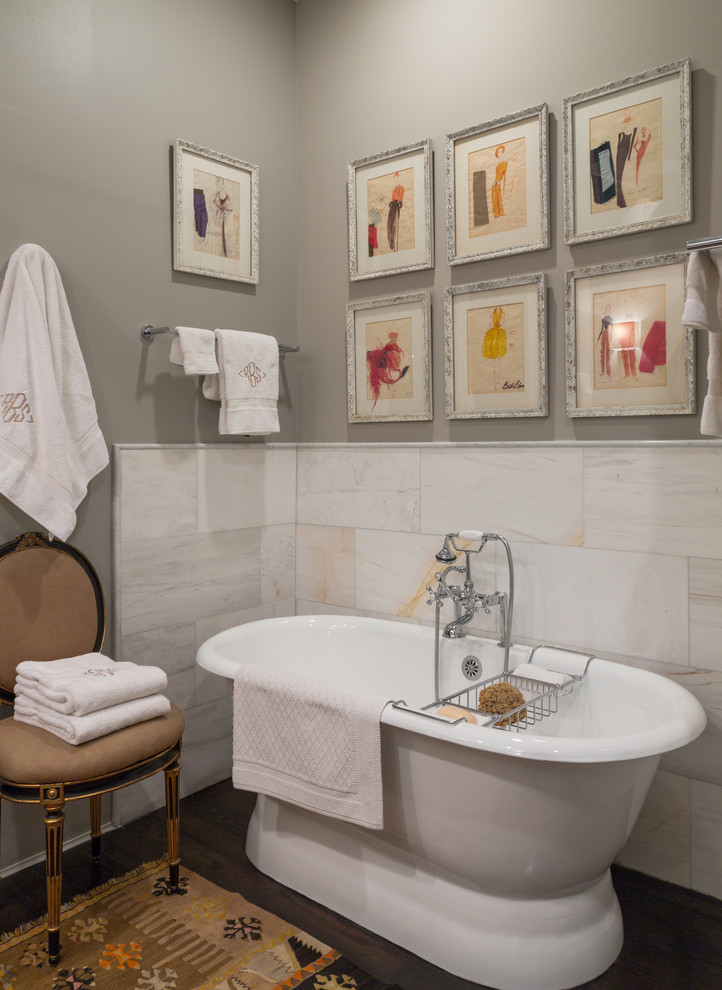 Inspiration för stora klassiska grått en-suite badrum, med skåp i shakerstil, bruna skåp, ett fristående badkar, grå kakel, vit kakel, marmorkakel, grå väggar, mörkt trägolv, ett undermonterad handfat, marmorbänkskiva och brunt golv