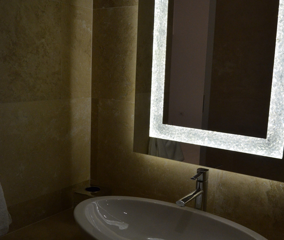 Esempio di una stanza da bagno padronale design di medie dimensioni con WC sospeso, piastrelle in pietra, pareti beige e pavimento in travertino