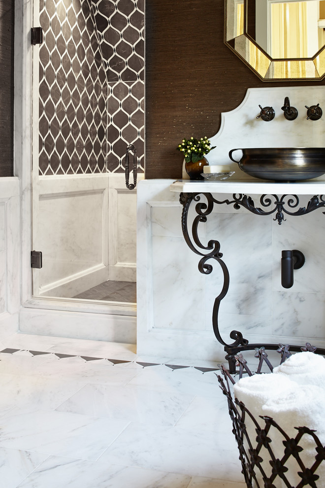 Ispirazione per una stanza da bagno contemporanea con piastrelle bianche, piastrelle in ceramica, pareti marroni e pavimento con piastrelle in ceramica
