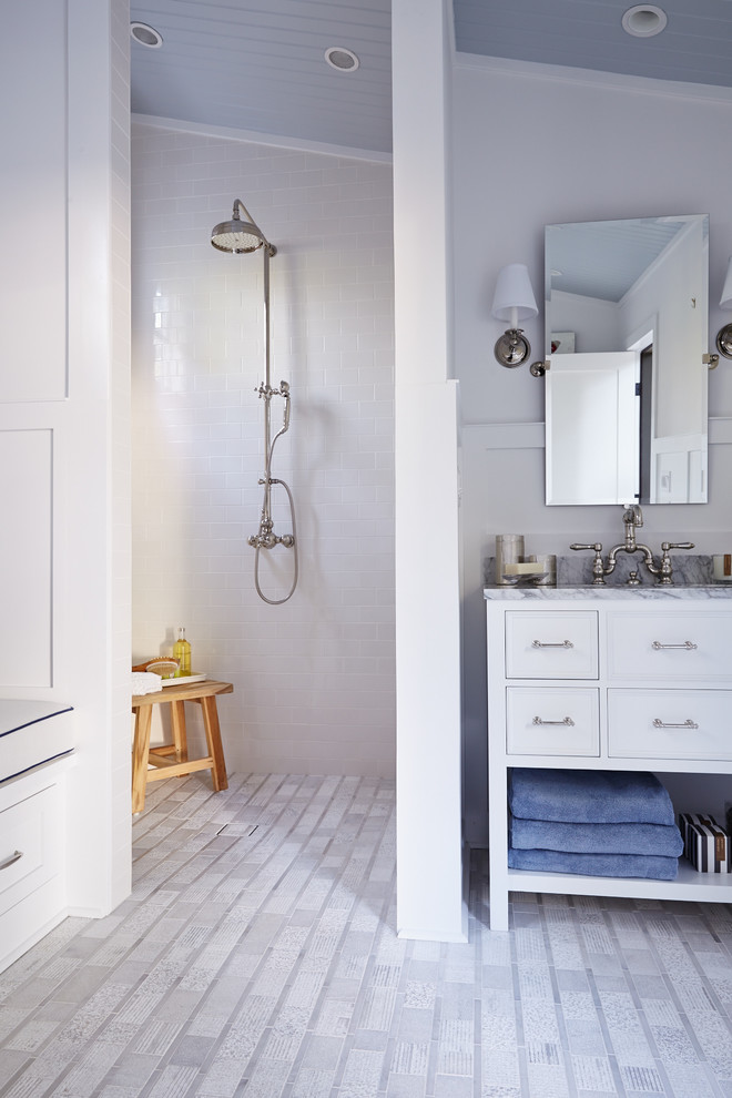Ispirazione per una stanza da bagno tradizionale con piastrelle grigie, piastrelle in ceramica, pareti grigie e pavimento con piastrelle in ceramica