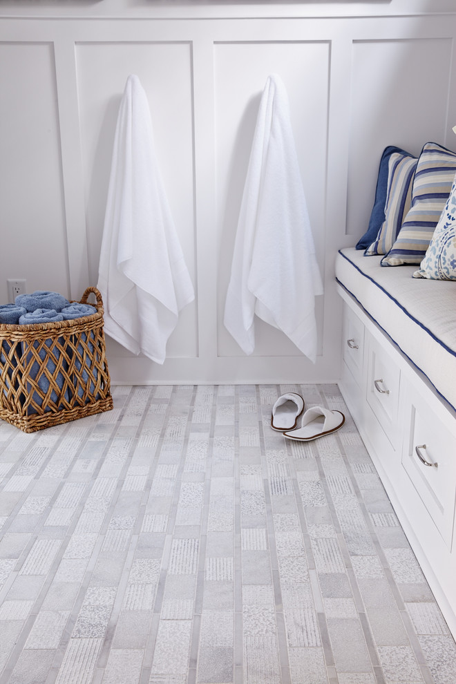 Foto de cuarto de baño actual con baldosas y/o azulejos grises, baldosas y/o azulejos de cerámica, paredes grises y suelo de baldosas de cerámica