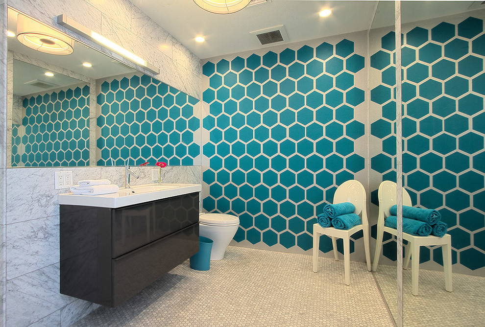 Retro Badezimmer mit flächenbündigen Schrankfronten, grauen Schränken, weißen Fliesen und Steinfliesen in Sonstige