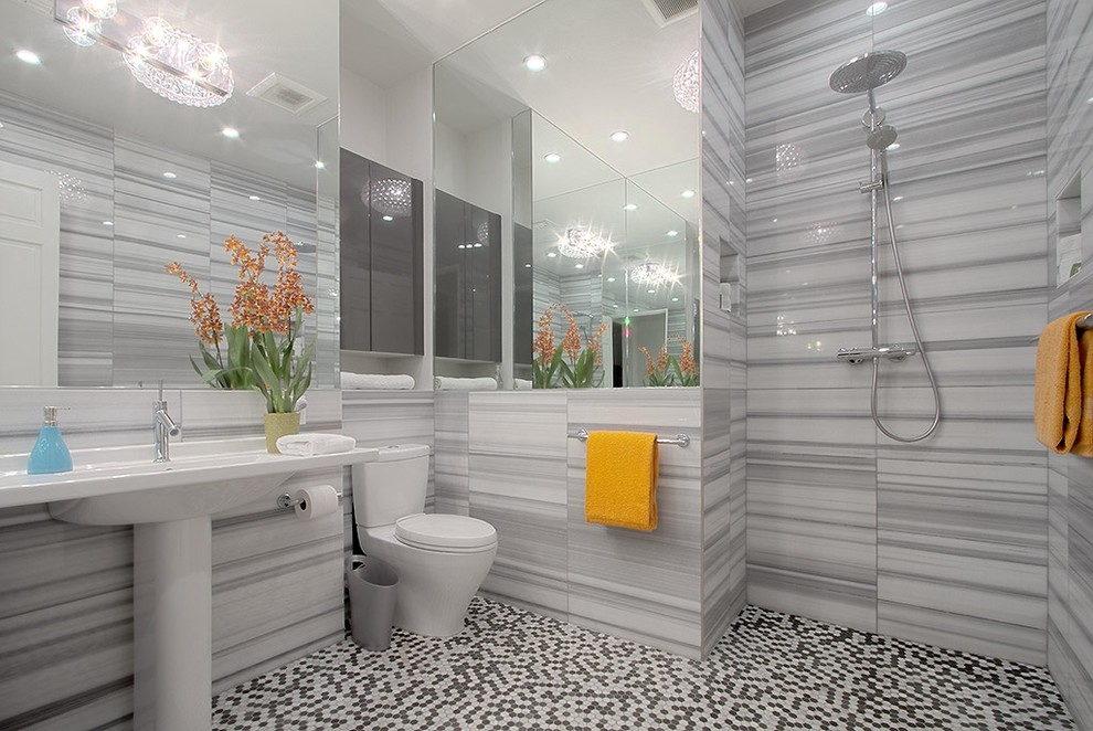 60 tals inredning av ett badrum, med ett piedestal handfat, en öppen dusch, vit kakel, stenkakel, mosaikgolv och med dusch som är öppen