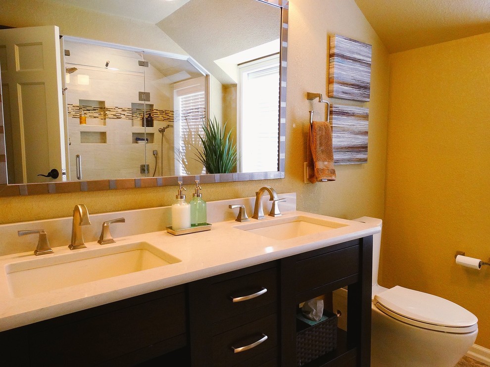 Immagine di una stanza da bagno con doccia minimal di medie dimensioni con ante lisce, ante nere, doccia alcova, WC monopezzo, pareti beige e lavabo sottopiano