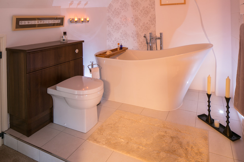 Ejemplo de cuarto de baño principal campestre de tamaño medio con bañera exenta, sanitario de una pieza, baldosas y/o azulejos blancos y paredes blancas