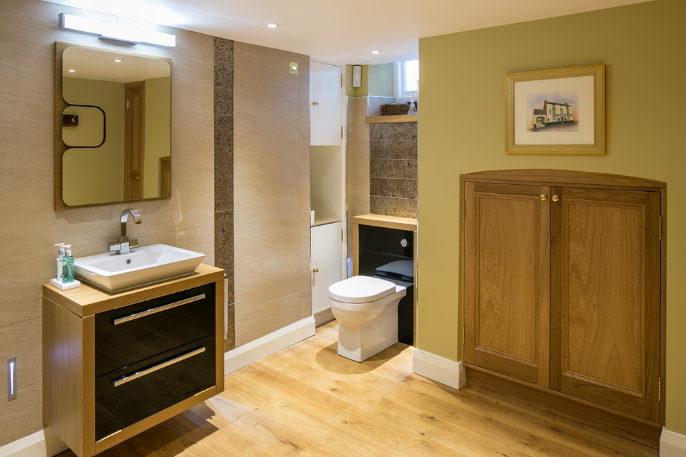 Ispirazione per una stanza da bagno padronale country di medie dimensioni con pareti verdi e WC monopezzo