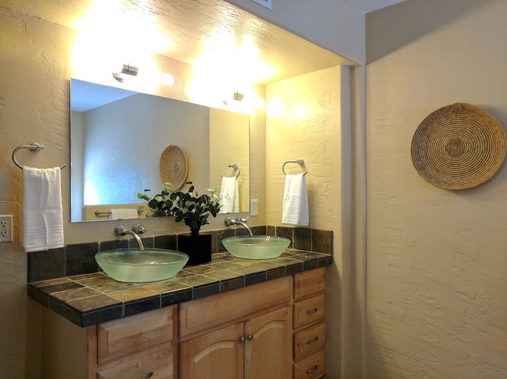 Источник вдохновения для домашнего уюта: главная ванная комната среднего размера в стиле фьюжн с светлыми деревянными фасадами, гидромассажной ванной, угловым душем, унитазом-моноблоком, зеленой плиткой, бежевыми стенами, паркетным полом среднего тона, настольной раковиной, столешницей из плитки, коричневым полом и душем с распашными дверями