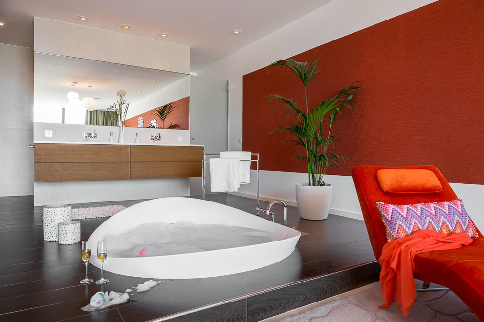 Свежая идея для дизайна: большая главная ванная комната в современном стиле с накладной ванной, красными стенами и монолитной раковиной - отличное фото интерьера
