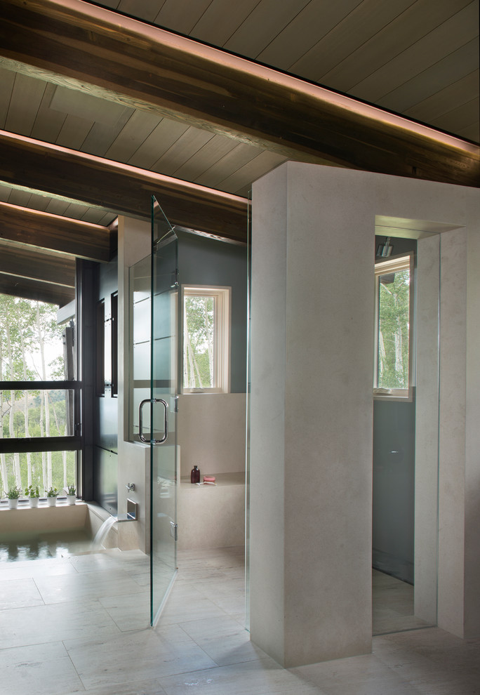 デンバーにある広いコンテンポラリースタイルのおしゃれなマスターバスルーム (和式浴槽、ダブルシャワー、ベージュのタイル、セメントタイル、ベージュの壁、大理石の床) の写真