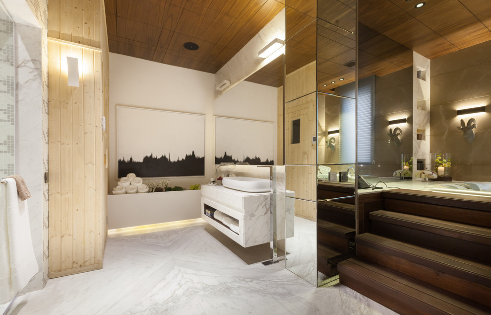 На фото: главная ванная комната в современном стиле с открытыми фасадами, белыми стенами и настольной раковиной