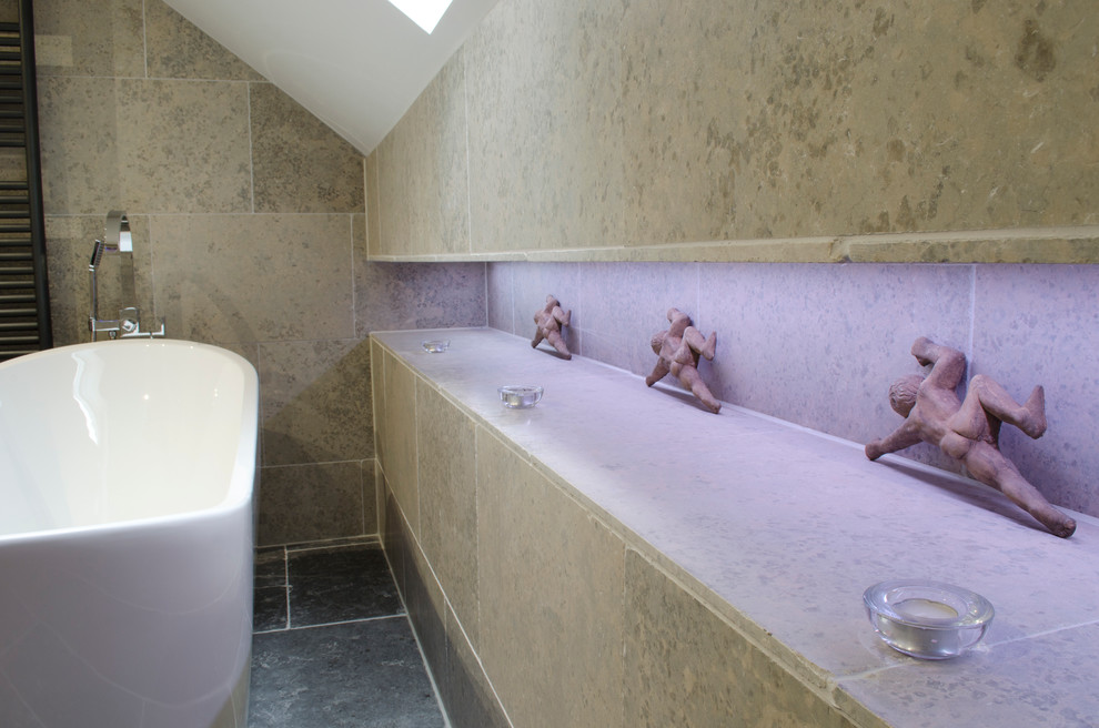 Пример оригинального дизайна: ванная комната среднего размера в стиле модернизм с полом из известняка