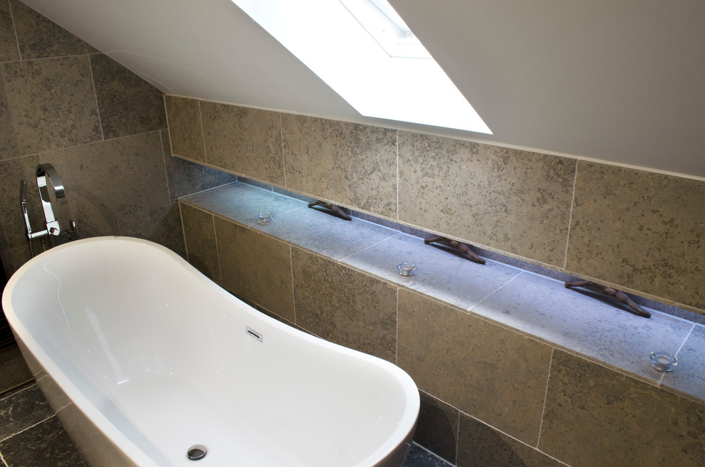 Ejemplo de cuarto de baño minimalista de tamaño medio con suelo de piedra caliza
