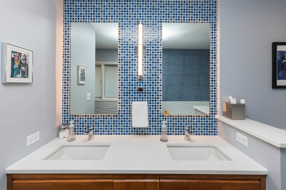 Пример оригинального дизайна: главная ванная комната среднего размера в стиле неоклассика (современная классика) с фасадами в стиле шейкер, фасадами цвета дерева среднего тона, отдельно стоящей ванной, открытым душем, унитазом-моноблоком, серой плиткой, терракотовой плиткой, синими стенами, полом из керамогранита, накладной раковиной, столешницей из кварцита, серым полом и открытым душем