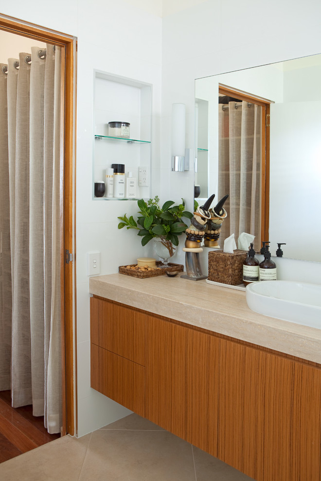 Modernes Badezimmer En Suite mit hellbraunen Holzschränken, Doppeldusche, Toilette mit Aufsatzspülkasten, weißen Fliesen, Keramikfliesen, weißer Wandfarbe, Keramikboden, Aufsatzwaschbecken, Quarzwerkstein-Waschtisch, beigem Boden, Falttür-Duschabtrennung und beiger Waschtischplatte in Brisbane