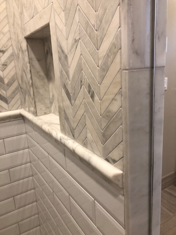 Idéer för att renovera ett stort vintage en-suite badrum, med luckor med upphöjd panel, vita skåp, vit kakel, marmorkakel, beige väggar, marmorgolv, ett undermonterad handfat, bänkskiva i kvarts och grått golv