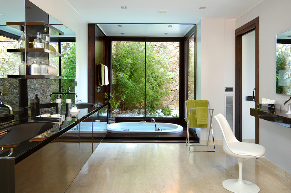 Mittelgroßes Modernes Duschbad mit Einbaubadewanne, weißer Wandfarbe, Keramikboden, integriertem Waschbecken, flächenbündigen Schrankfronten, braunen Schränken, Mineralwerkstoff-Waschtisch und Duschbadewanne in Barcelona