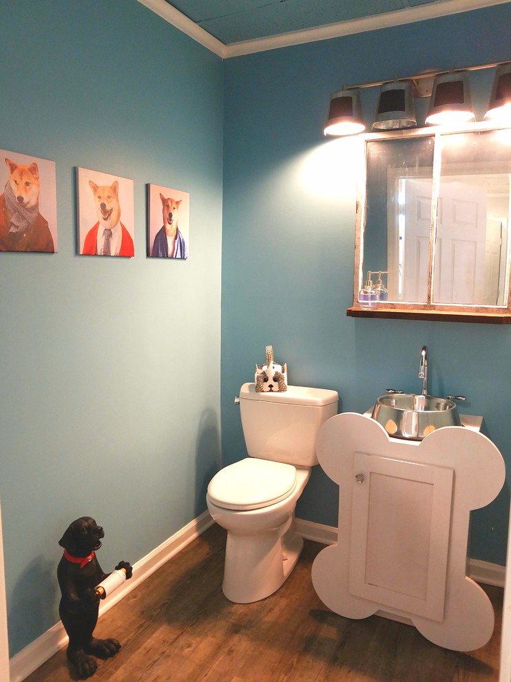 Exemple d'une salle de bain bord de mer de taille moyenne avec un placard à porte shaker, des portes de placard blanches, WC séparés, un sol en linoléum, une vasque et un sol gris.