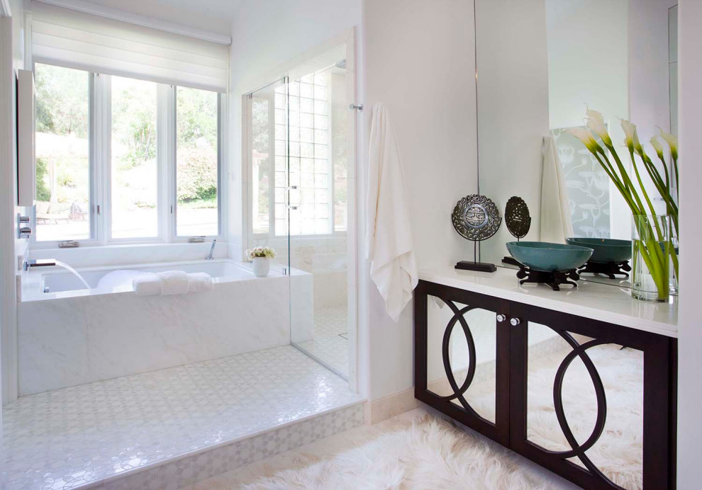 Источник вдохновения для домашнего уюта: главная ванная комната в современном стиле с белыми фасадами, полновстраиваемой ванной, белой плиткой, тумбой под две раковины и встроенной тумбой
