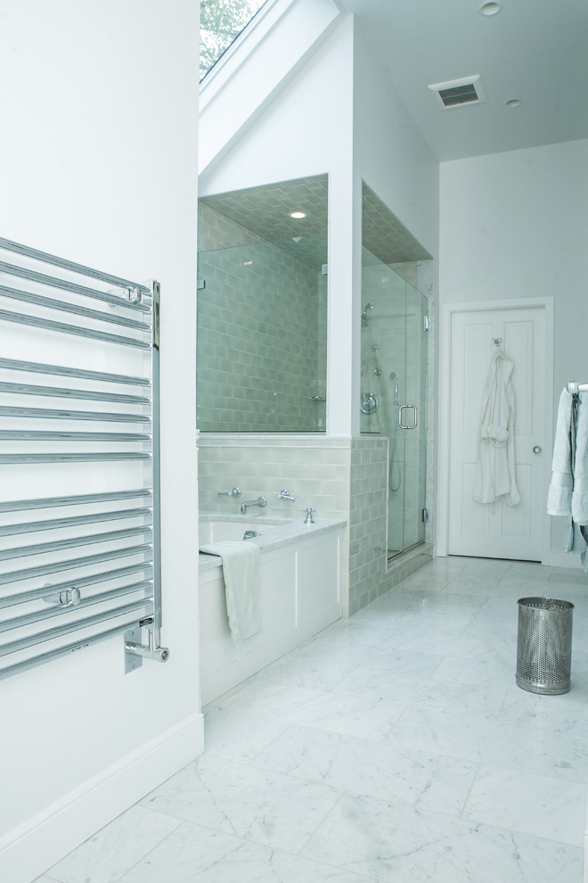 Großes Klassisches Badezimmer En Suite mit weißen Schränken, Badewanne in Nische, Eckdusche, weißer Wandfarbe, Marmorboden und Metrofliesen in New York