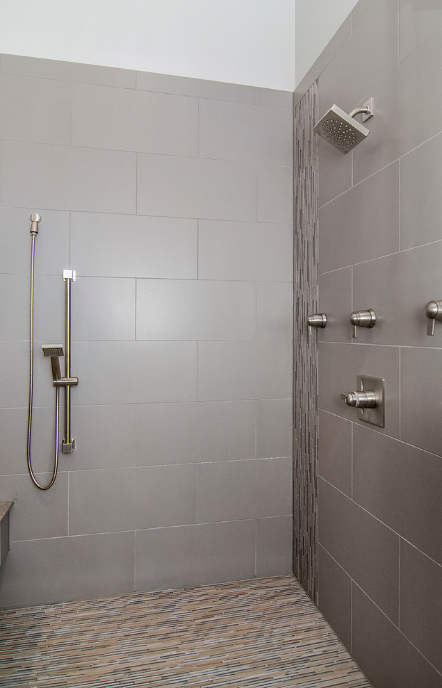 Foto di una grande stanza da bagno padronale tradizionale con vasca freestanding, doccia doppia e pavimento in gres porcellanato