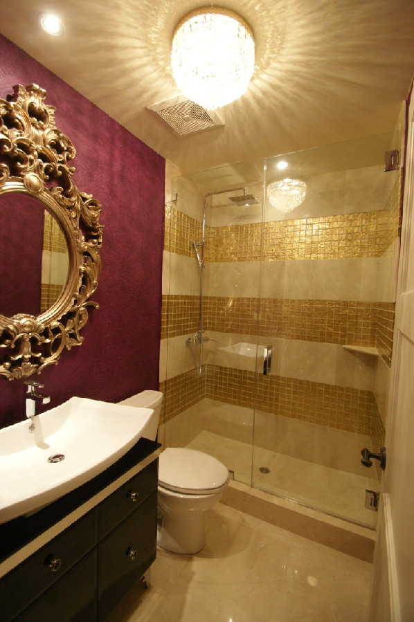 Idéer för mellanstora eklektiska badrum med dusch, med ett fristående handfat, släta luckor, skåp i mörkt trä, träbänkskiva, en dusch i en alkov, en toalettstol med separat cisternkåpa, glaskakel, marmorgolv, gul kakel och rosa väggar