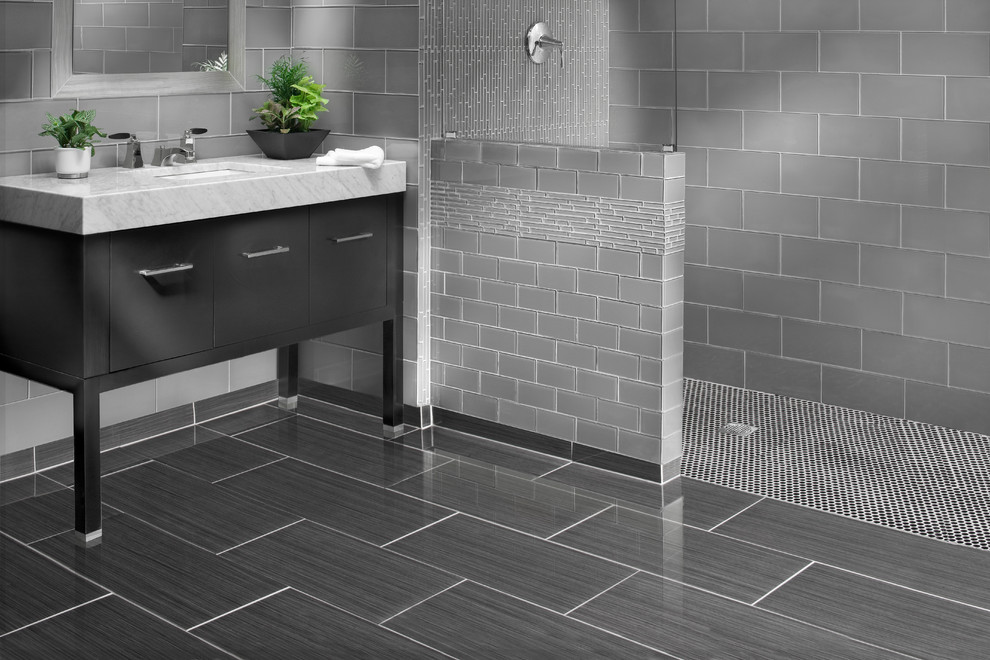 Foto di una stanza da bagno padronale minimal con lavabo sottopiano, doccia aperta, piastrelle grigie, piastrelle di vetro, pareti grigie e pavimento in gres porcellanato